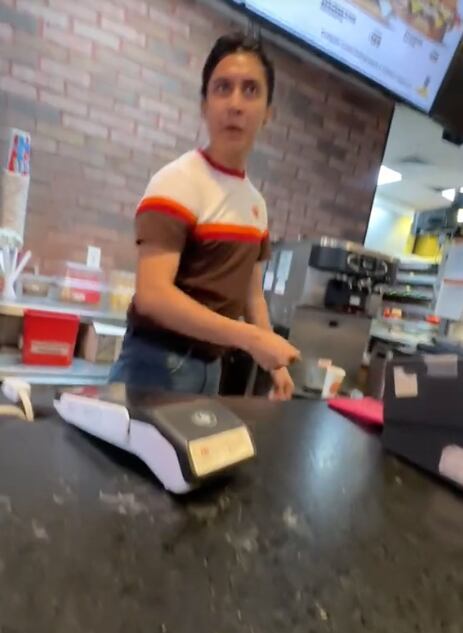 Empleado de Burger King lo llama muerto de hambre por querer la promoción del Día de la Hamburguesa