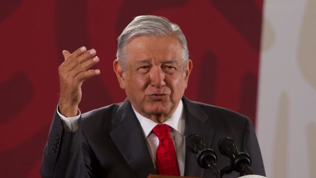 AMLO dijo que prestará un avión de la Sedena para traer los restos del cantante