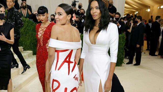 Alexandria Ocasio-Cortez y Aurora James en el Met Gala 2021