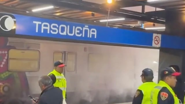 El humo de un vagón se esparció incluso a los pasillos elevados que llevan al exterior de la estación Tasqueña