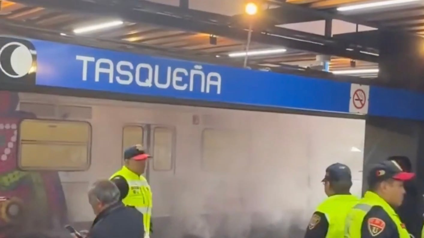 Humo en vagón obliga a desalojar estación Taxqueña de Línea 2 del Metro CDMX