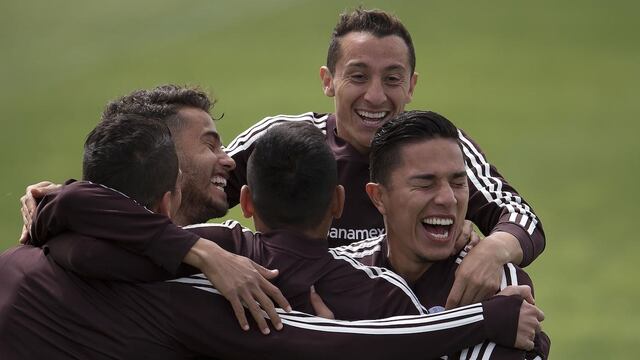 Andrés Guardado se divierte en un entrenamiento del Tri.