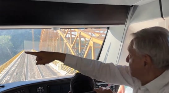 AMLO presume puente del Tren Maya