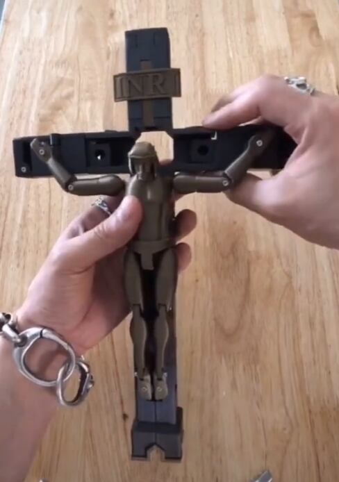 Jesucristo Transformer, figura religiosa armable