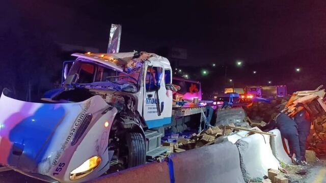 Accidente de tráiler frente a Jardines del Recuerdo en Tlalnepantla