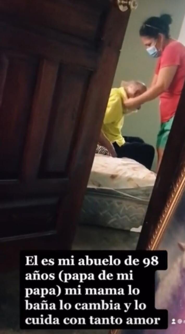 Mujer cuida a su ex suegro de 98 de años a pesar de que su esposo la abandonó