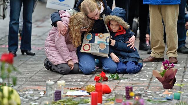 Altar por víctimas de atentados en Bruselas.