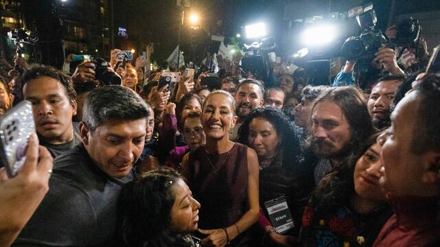 Claudia Sheinbaum Pardo saluda a simpatizantes al retirarse del WTC