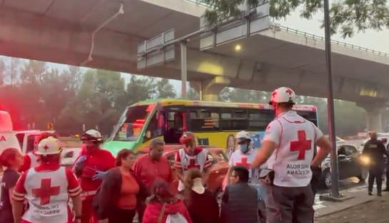 Periférico Sur, CDMX: Camión de pasajeros chocó contra muro