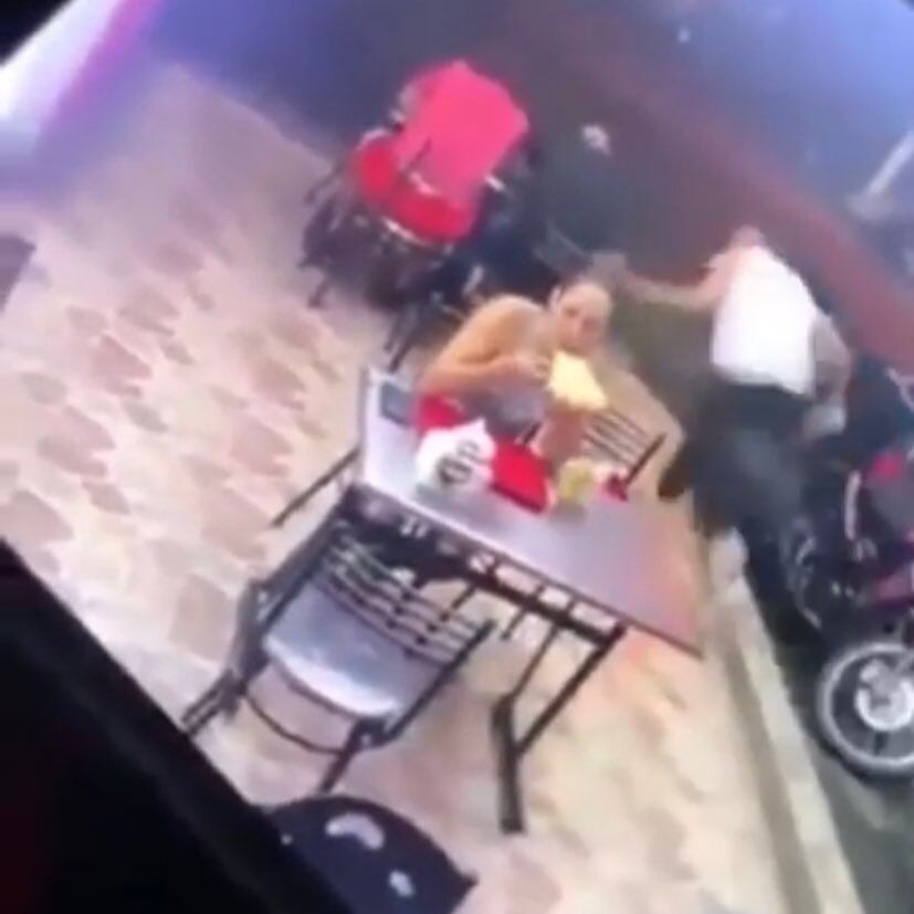 Mujer comiendo pizza