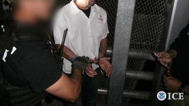 Imagen cedida por la Agencia estadounidense de Inmigración y Aduanas (ICE) de Juan Rubén Mendoza, 40 años, deportado por autoridades estadounidenses a México para enfrentar cargos por el homicidio del joven de 18 años José Luis Jardón, durante un altercado en la Ciudad de México
Foto: EFE / ICE