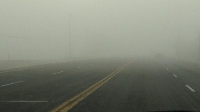 Autopista México-Cuernavaca rodeada de bancos de neblina