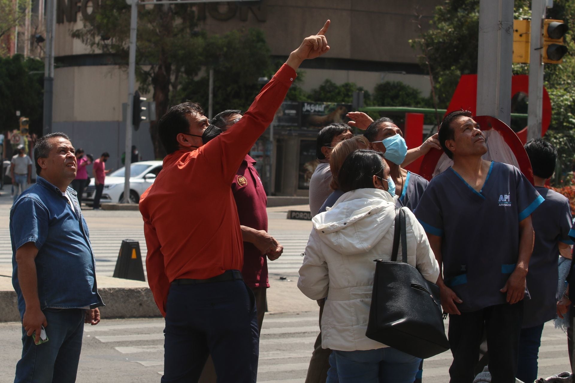 Habitantes de la CDMX desalojan edificios por el sismo de hoy 18 de marzo de 2022