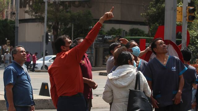 Habitantes de la CDMX desalojan edificios por el sismo de hoy 18 de marzo de 2022