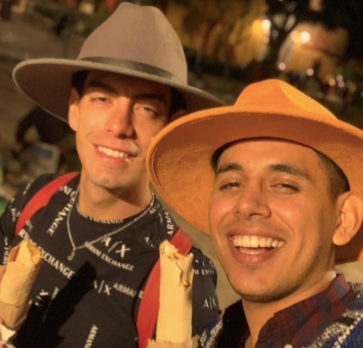 Jhonny Caz junto a sus novio Jonathan Bencomo