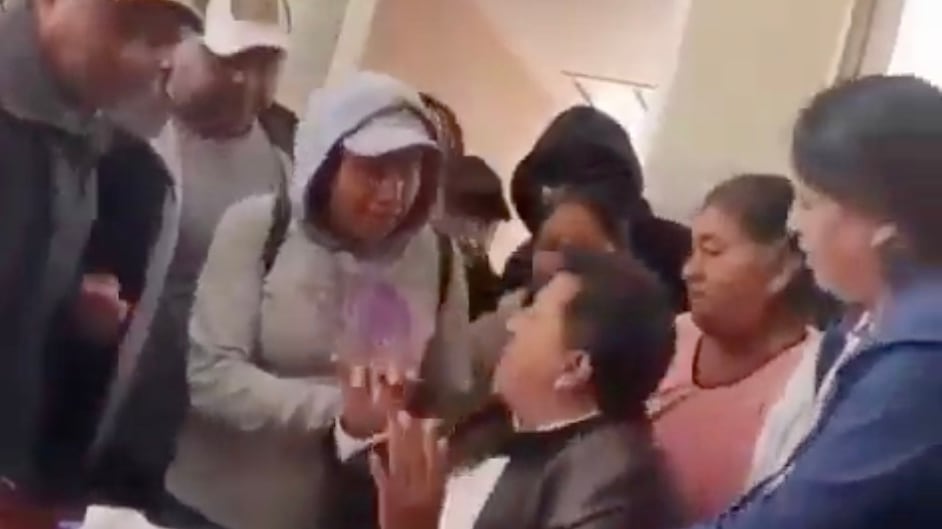 Pobladores sacan a golpes y empujones a alcalde de San Salvador, Hidalgo