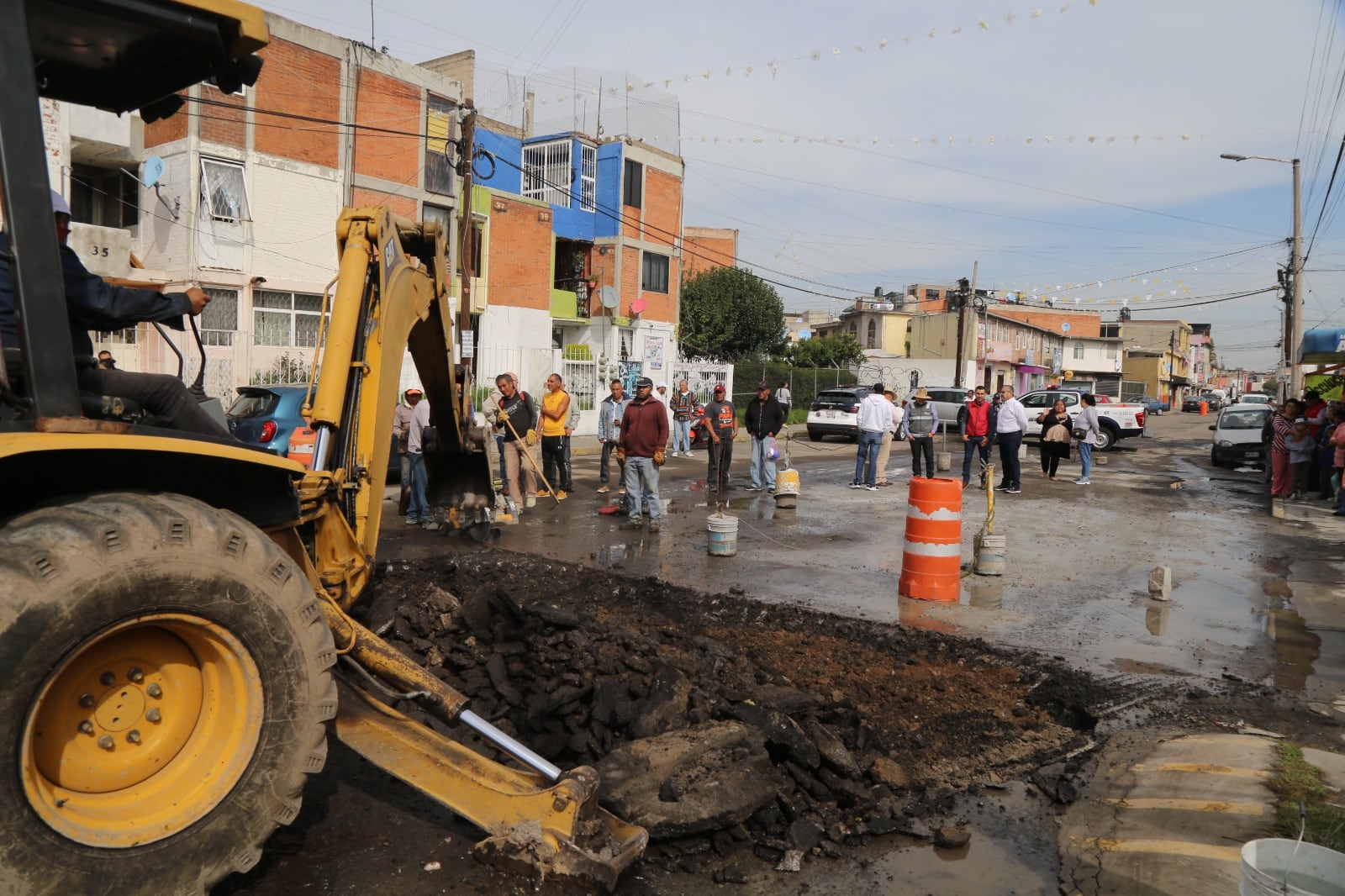 Fernando Flores Fernández destina 10 toneladas de bacheo en Metepec