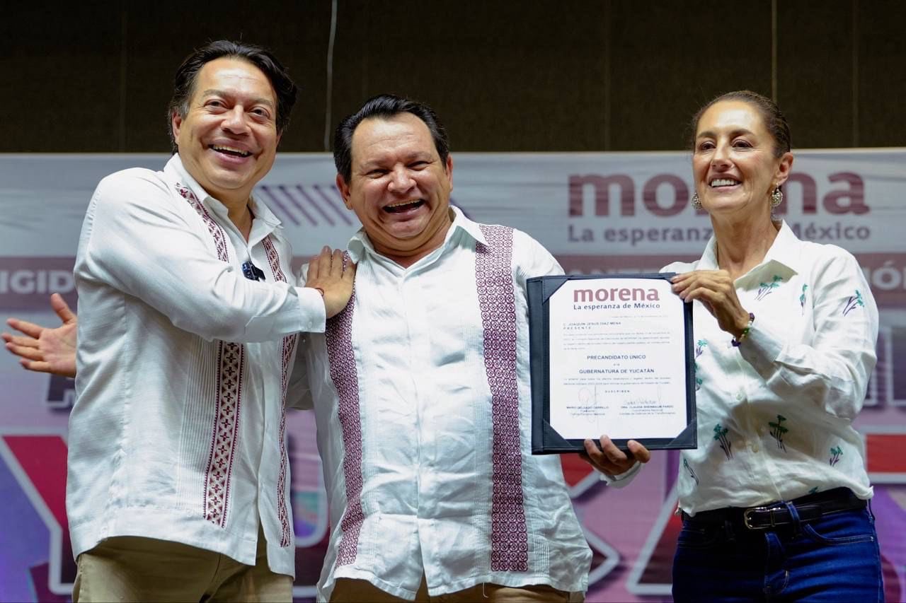 Entregan a Joaquín "Huacho" Díaz constancia como precandidato de Morena