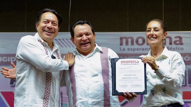 Entregan a Joaquín "Huacho" Díaz constancia como precandidato de Morena