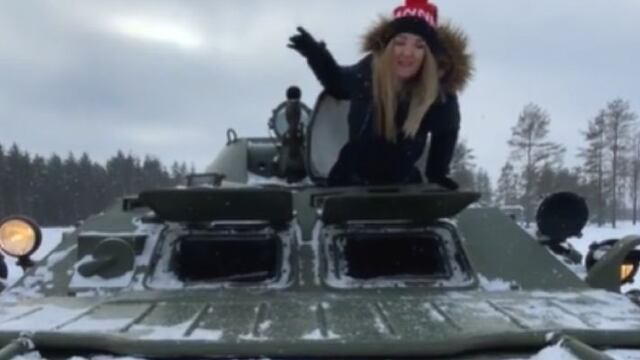 Nastya Tuman enseña cómo encender un tanque blindado ruso