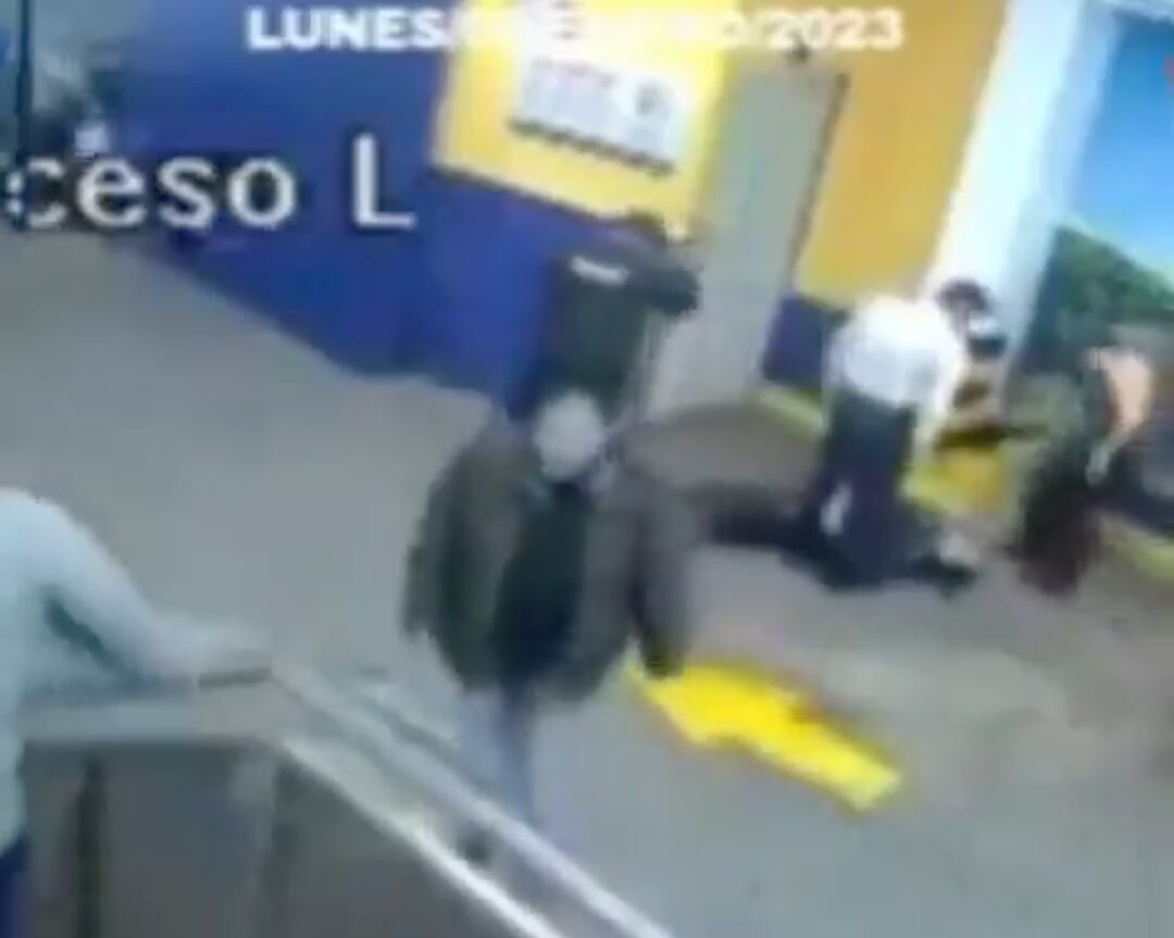 ¿Qué pasó en el restaurante La Polar?Policía de CDMX ayuda a arrastrar cuerpo e una víctima.