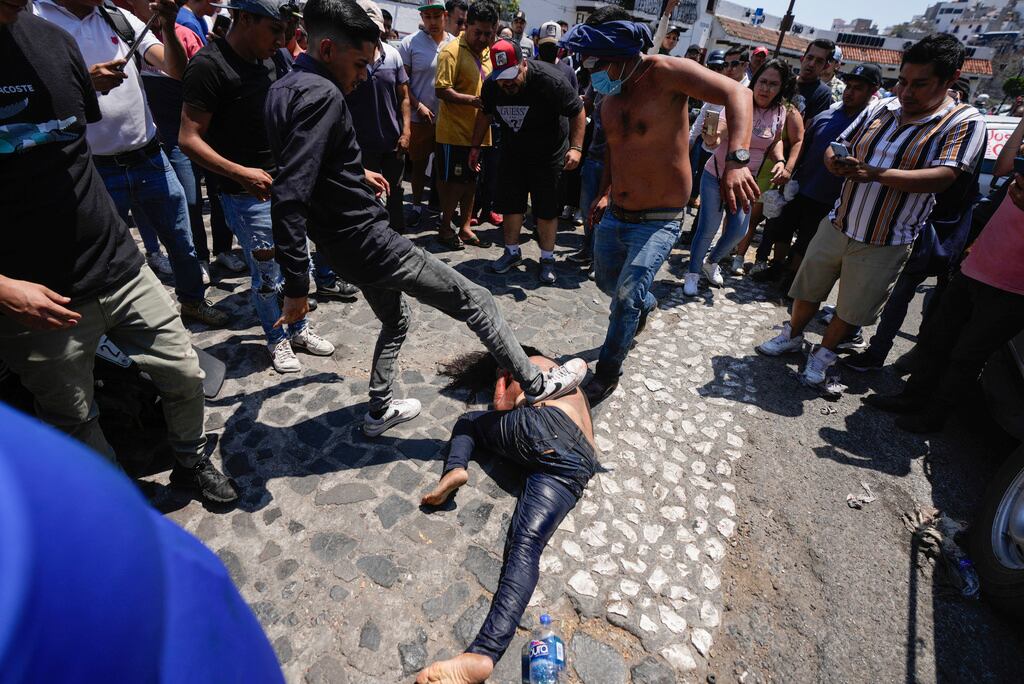 Revelan nuevas fotos del linchamiento de los presuntos asesinos de Camila en Taxco,, Guerrero