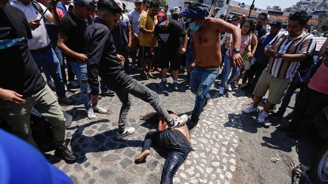 Revelan nuevas fotos del linchamiento de los presuntos asesinos de Camila en Taxco,, Guerrero