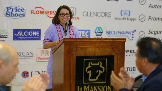 Azucena Cisneros con Unión Industrial del Estado de México