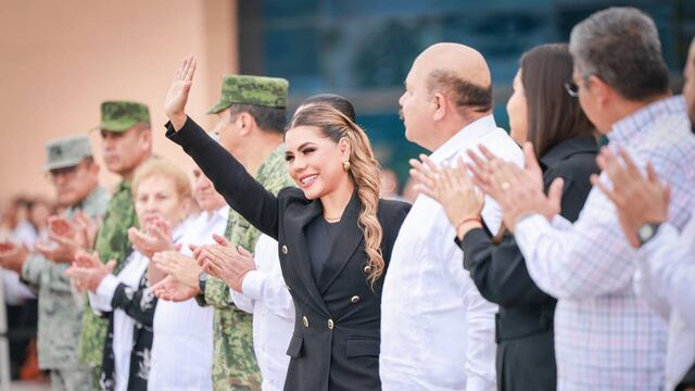 Evelyn Salgado en ceremonia de Izamiento de Bandera