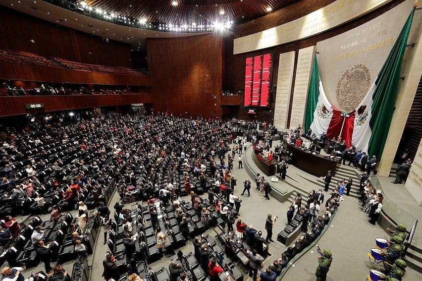 En el reinicio de la sesión sobre la reforma para mantener al Ejército en las calles hasta 2028, legisladores del Congreso de San Lázaro aprobaron la iniciativa por mayoría calificada.