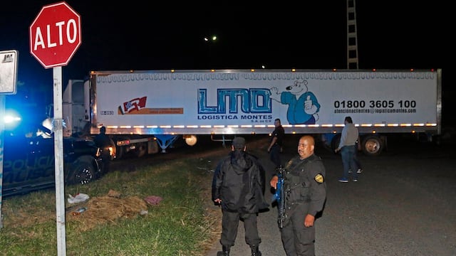 Policías federales y del estado custodian un trailer de servicios de refrigeración con mas de 150 cadáveres a bordo del contenedor, el cual ingresa a las instalaciones del Instituto Jalisciense de Ciencias Forenses