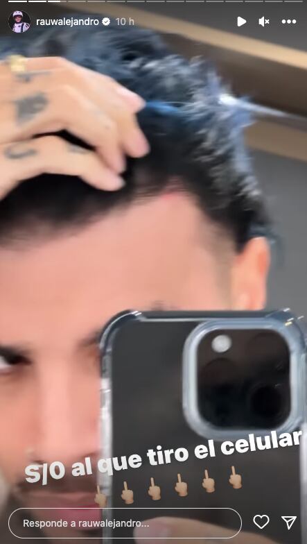 Rauw Alejandro es golpeado por el celular de un fan