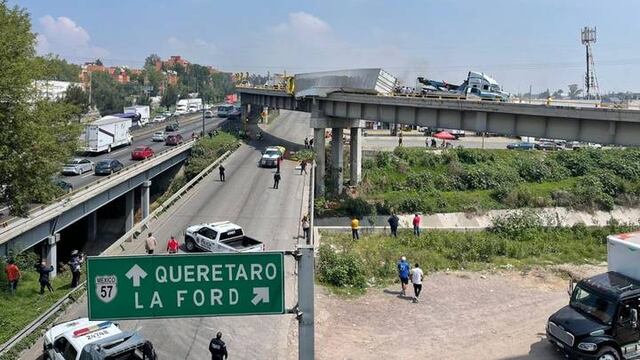 ¿Qué pasó hoy en la México-Querétaro?: un tráiler de croquetas estuvo apunto de caer de un puente/internet