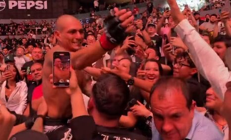 Cuauhtémoc Blanco es captado en pelea de la UFC