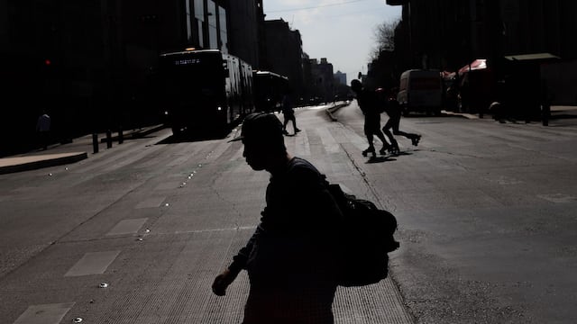 Personas caminan sobre la Avenida Juárez