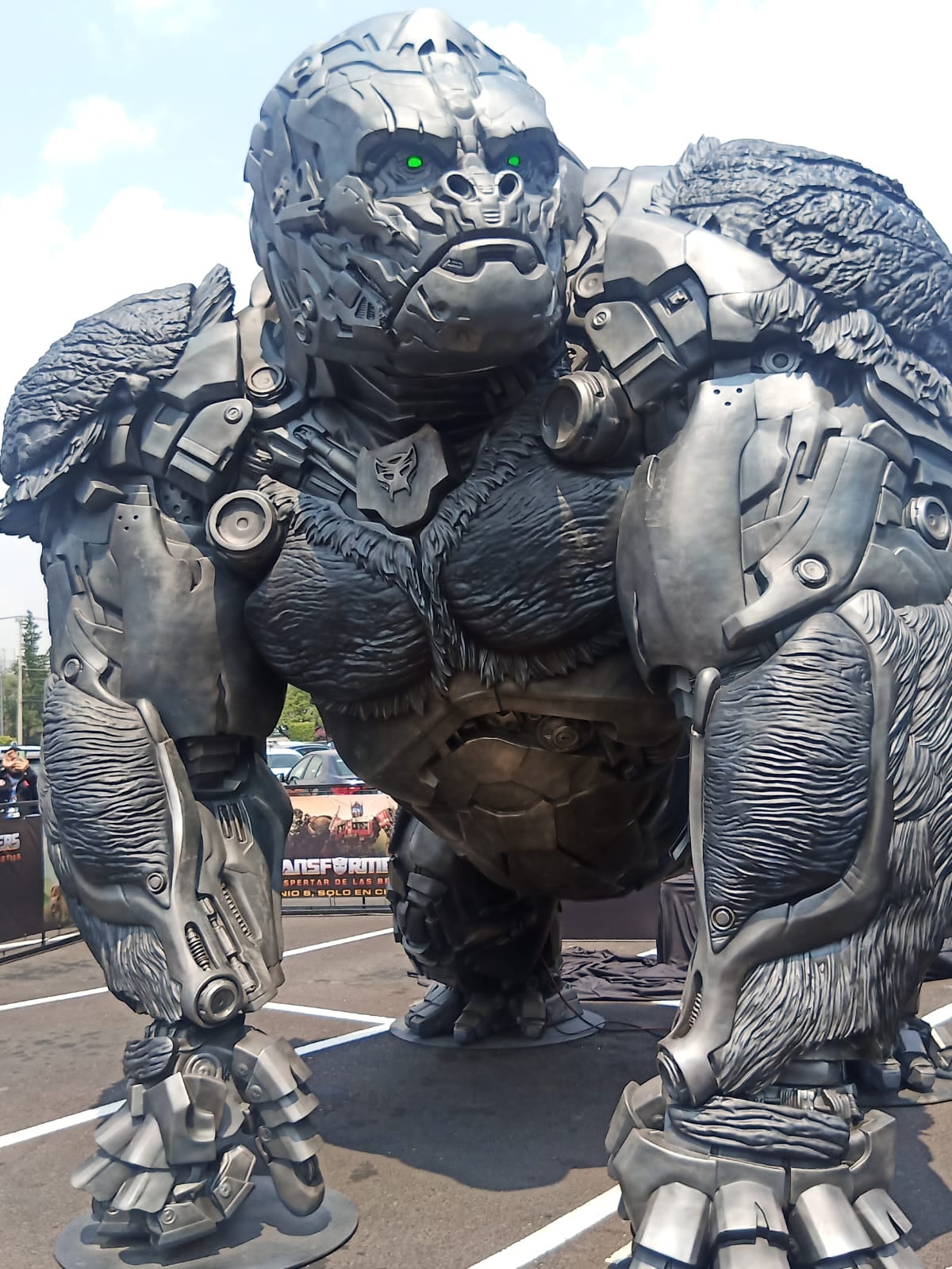 Estatua de Optimus Primal de Transformers: El despertar de las bestias