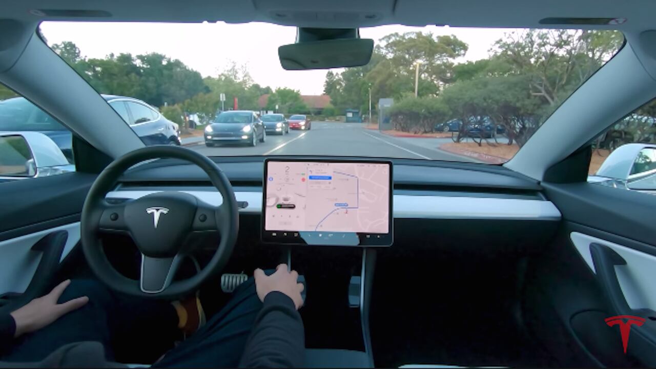 Conducción autónoma en un vehículo Tesla.