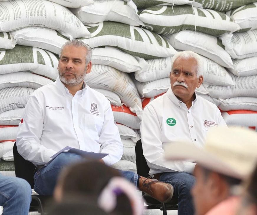 Alfredo Ramírez Bedolla garantiza insumos para agricultores