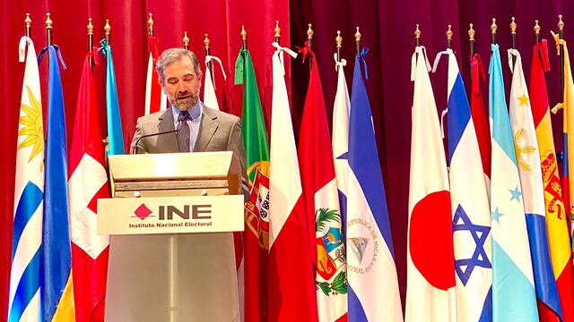 Lorenzo Córdova sufre en el Foro Global de Democracia; joven le grita traidor