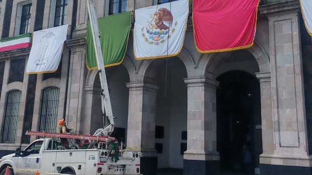 Ricardo Moreno enciende fiestas patrias con adornos en Toluca