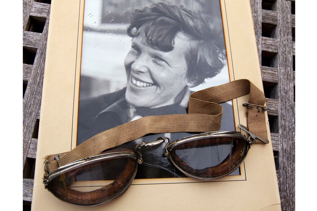Amelia Earhart, piloto mujer.