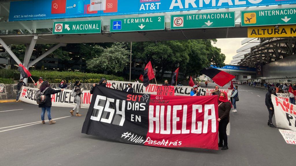 CDMX: Integrantes de SutNotimex realizan bloqueo en Terminal 1 del AICM