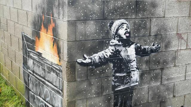 Banksy pintada en el muro de un garaje en Gales.