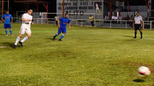 El gobernador de Campeche cobra un tiro penal.