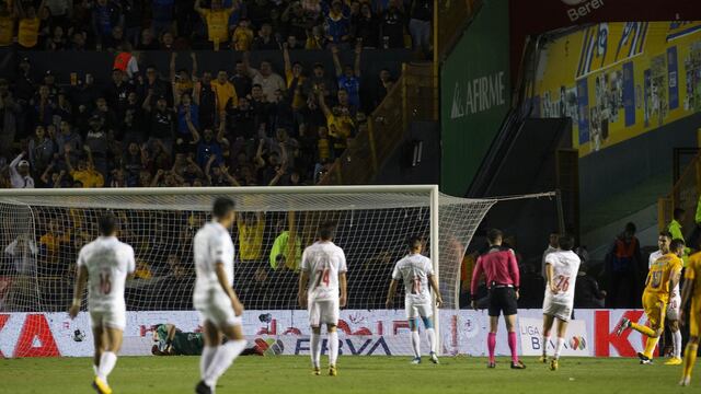 Jugadores de Chivas ven a Gignac marcar el 3-0