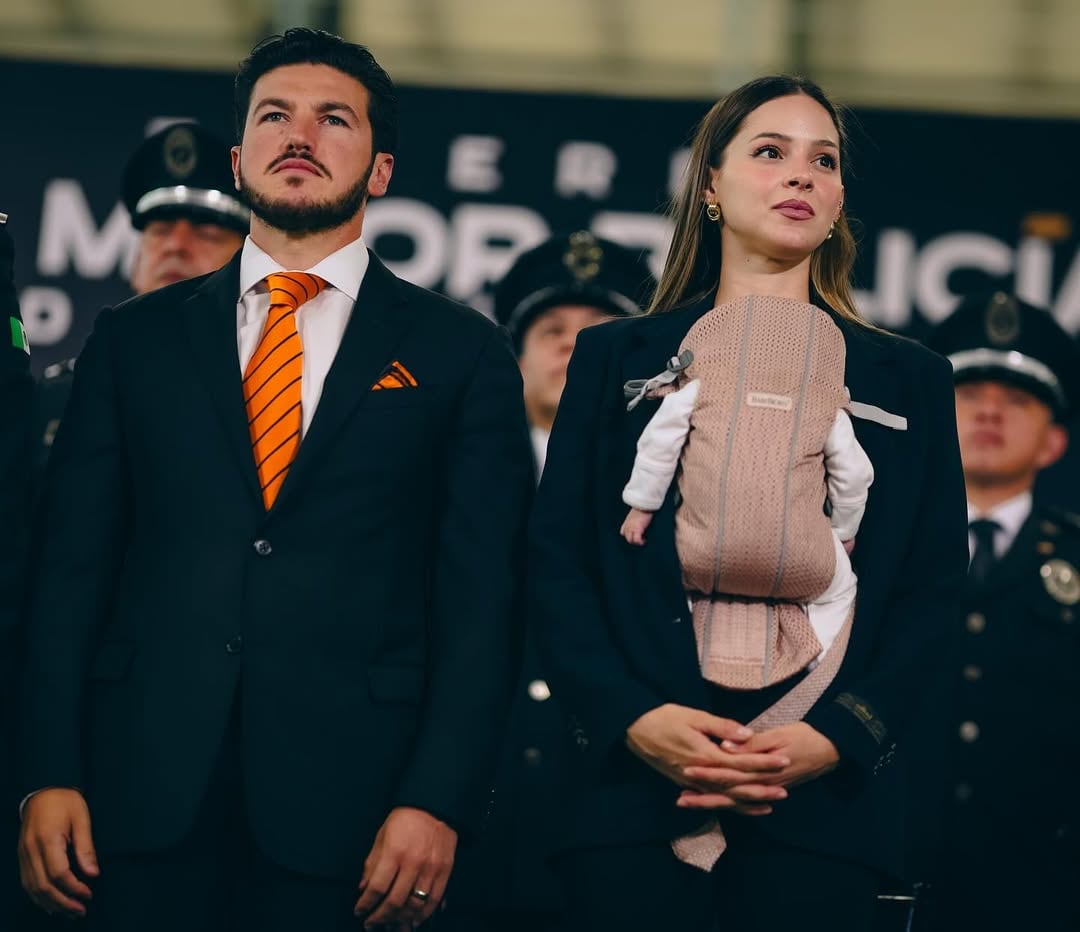 Mariana Rodríguez cargando a su hija en el Día del Policía.