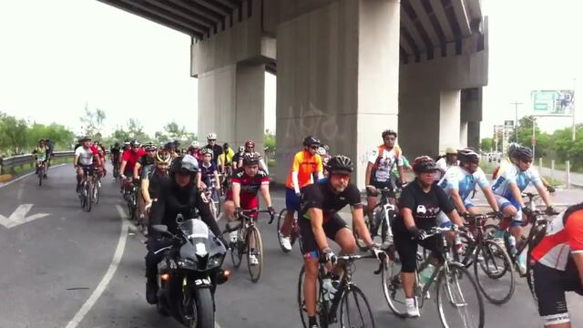 <span>Cientos de ciclistas participaron en una vuelta al Parque La Huasteca, en Nuevo León, con el fin de concientizar y exigir respeto a los automovilistas.</span>