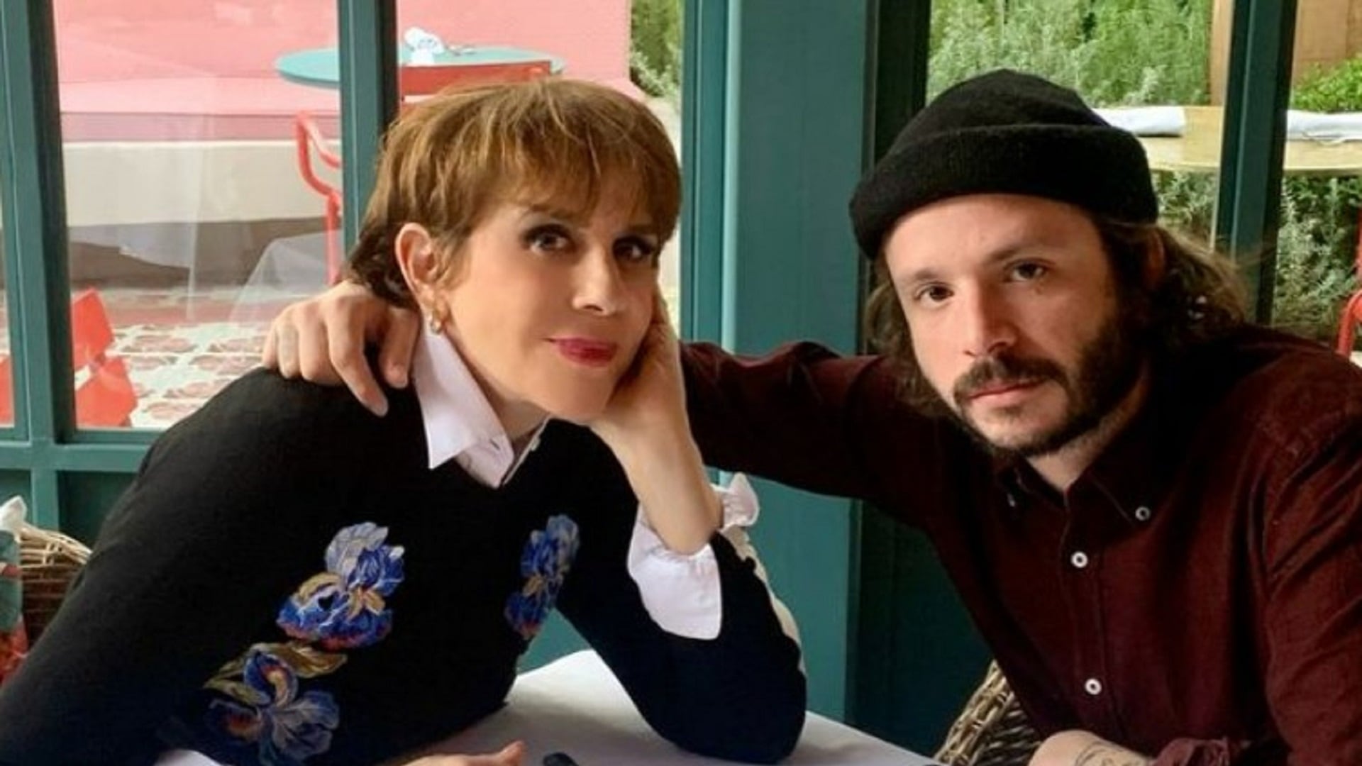 Rebecca Jones y su hijo Maximiliano Camacho