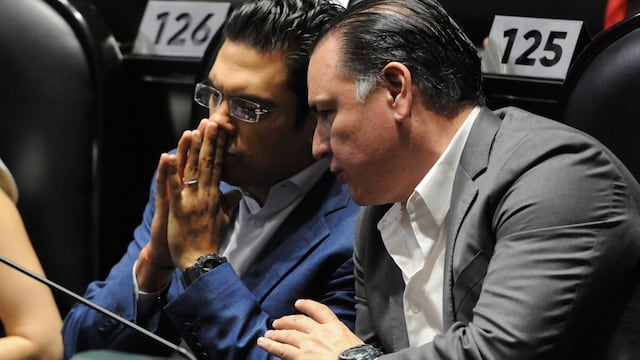 Los diputados del PAN, Jorge Romero y Gerardo Peña Flores, dialogan en sus curules