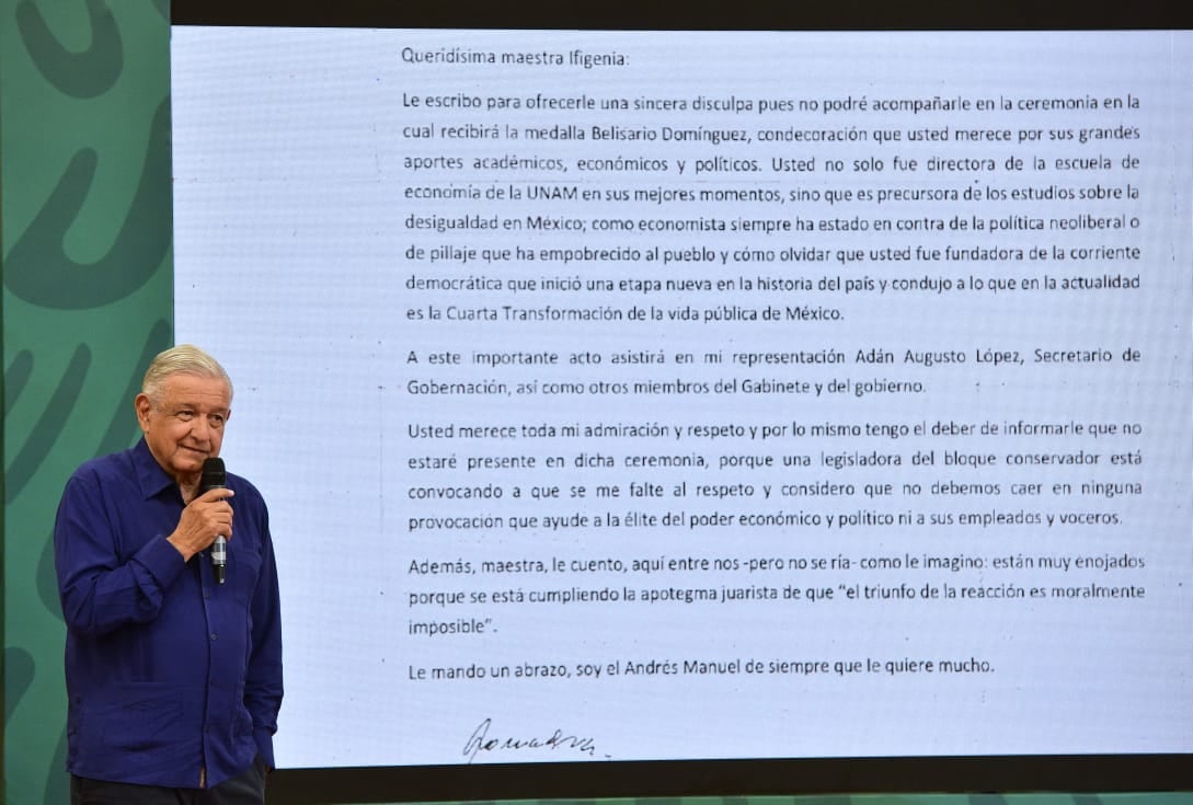 AMLO muestra la carta a Ifigenia Martínez; el senado le entregará la medalla Belisario Domínguez